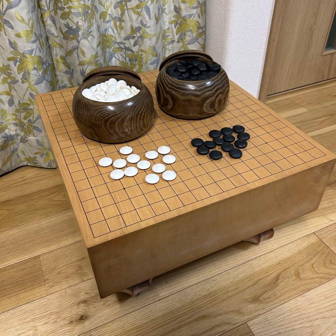 囲碁セット 碁盤(天地柾目ヘソあり、脚付き)と碁石(蛤、那智黒) 囲碁セット 碁盤(天地柾目ヘソあり、脚付き)と碁石(蛤、那智黒)